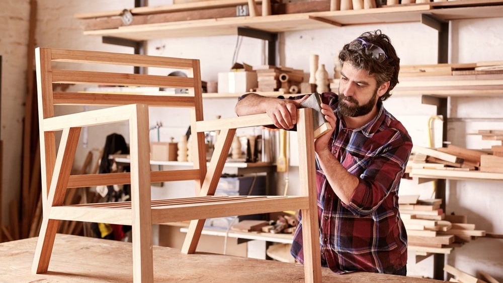 polissage sur la surface en bois