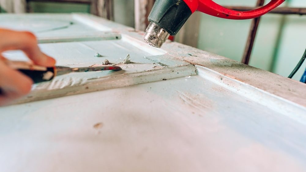 outils pour céruser un meuble en bois