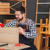 Procéder au décapage meuble : les étapes essentielles et les bonnes méthodes